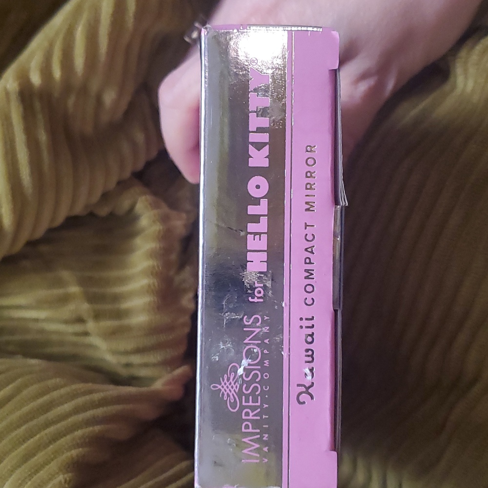 Hello Kitty Light Up Compact Mirror - Picture 3 of 5
